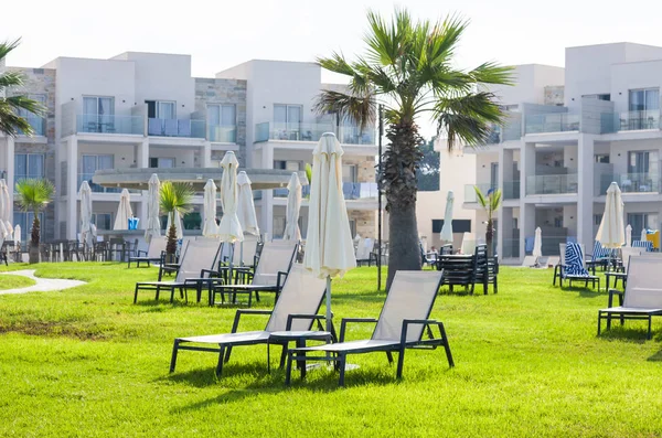 Akdeniz palm beach otel sabah, Paphos, Kıbrıs karşı boş şezlong ile
