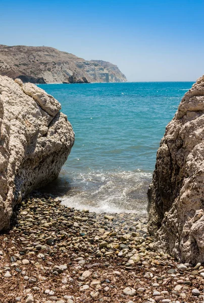 Láska beach. Rock Aphrodite - rodišti Afrodíté poblíž Paphos City. Rock Řečtina (Petra tou Romiou). Ostrov Kypr — Stock fotografie