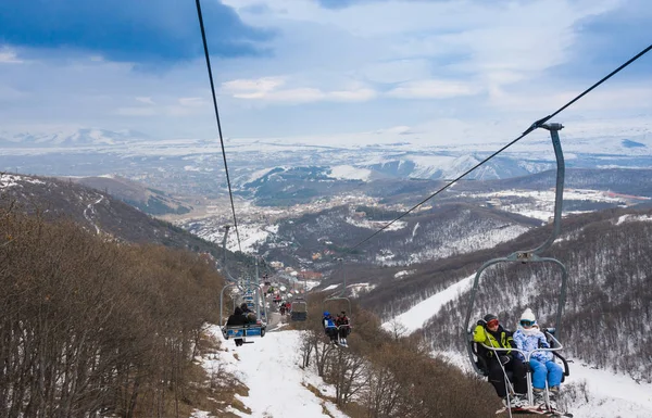 Tzahkadzor, Arménie - 3. ledna 2014: Pohled na oblíbené lyžařské a obce.; Nachází se 50 km severo východně od Jerevanu a 5 km od centra okres, město Hrazdan — Stock fotografie