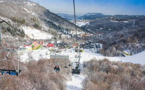 TZAHKADZOR, ARMENIA - 3 DE ENERO DE 2014: Vista de la popular estación de esquí y clima. ; Situado a 50 km al noreste de Ereván y a 5 km del centro del distrito, ciudad de Hrazdan — Foto de Stock
