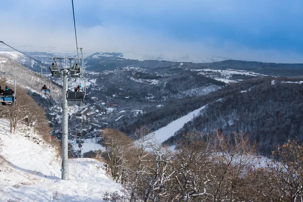 Tzahkadzor, Armenië - januari 3, 2014: Uitzicht op populaire ski en klimaat resort.; Gelegen 50 km ten noordoosten van Yerevan en 5 km van district centrum, stad van Hrazdan — Stockfoto