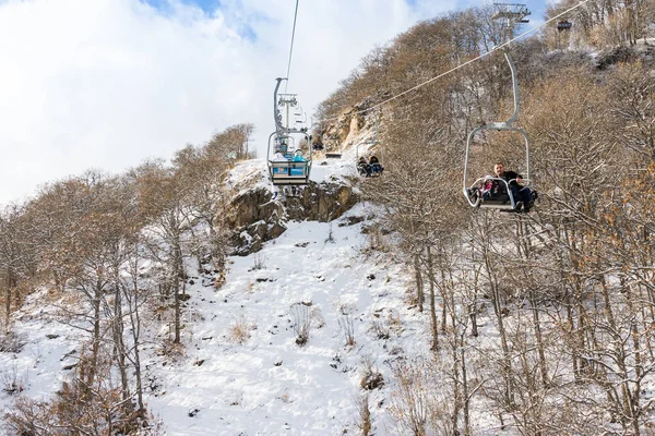 Tzahkadzor, Armenië - januari 3, 2014: Uitzicht op populaire ski en klimaat resort.; Gelegen 50 km ten noordoosten van Yerevan en 5 km van district centrum, stad van Hrazdan — Stockfoto