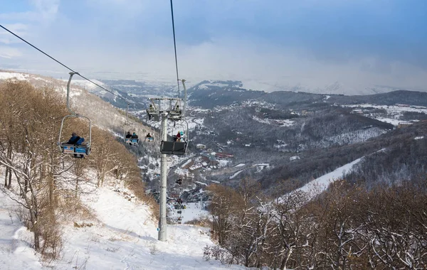 Tzahkadzor, Armenië - januari 3, 2014: Uitzicht op populaire ski en klimaat resort.; Gelegen 50 km ten noordoosten van Yerevan en 5 km van district centrum, stad van Hrazdan — Stockfoto