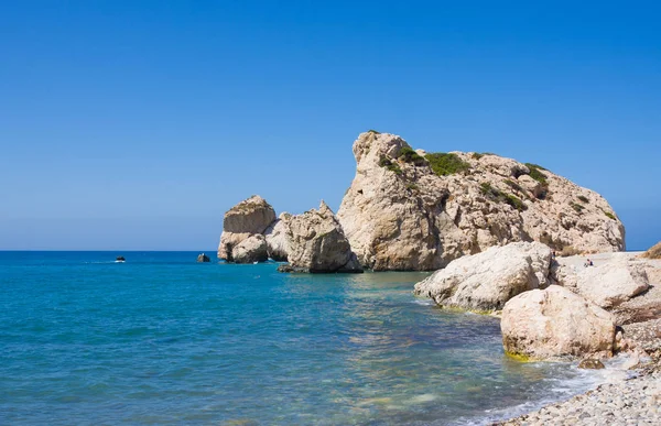 Sevgi sahil. Afrodit kayalıkları - Pafos City yakınındaki Afrodit'ın doğum yeri. Yunanca (Petra tou Romiou) rock. Kıbrıs Adası