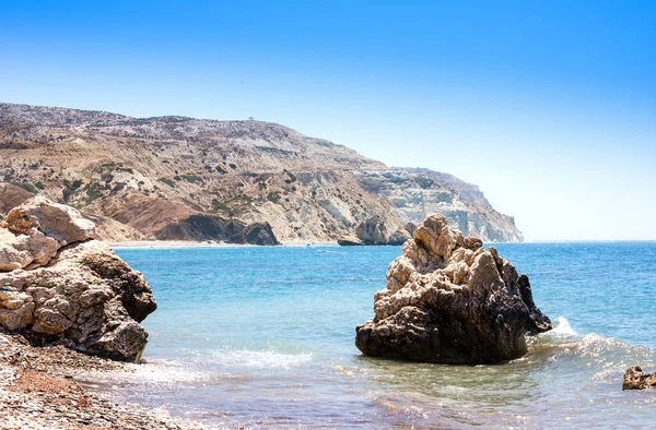 Sevgi sahil. Afrodit kayalıkları - Pafos City yakınındaki Afrodit'ın doğum yeri. Yunanca (Petra tou Romiou) rock. Kıbrıs Adası