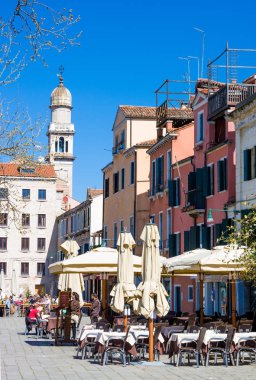 Venice, İtalya - 28 Mart 2015: Bahar Venedik'te açık hava kafe. Venedik her yıl 20 milyon turist ziyaret