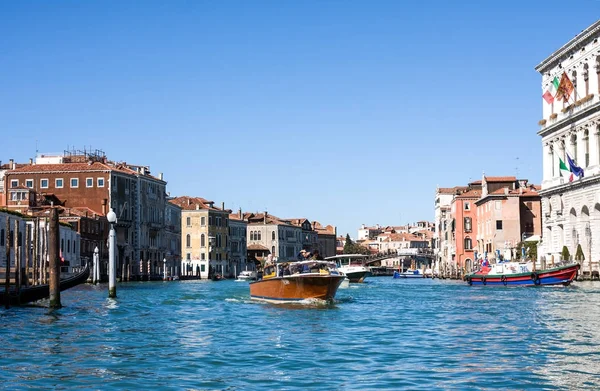 VENEZIA, ITALIA - 28 MARZO 2015: Barche sul Canal Grande in Italia il 28 Marzo 2015 a Venezia — Foto Stock