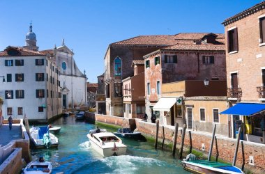 Venice, İtalya - Mart 28,2015: Venician cityscape kanal, köprü ve evler, İtalya