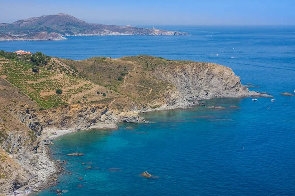 Rocky shore in marine reserve of Cerbere Banyuls, Mediterranean sea, Pyrenees Orientales, Cote Vermeille, France — Stock Photo, Image