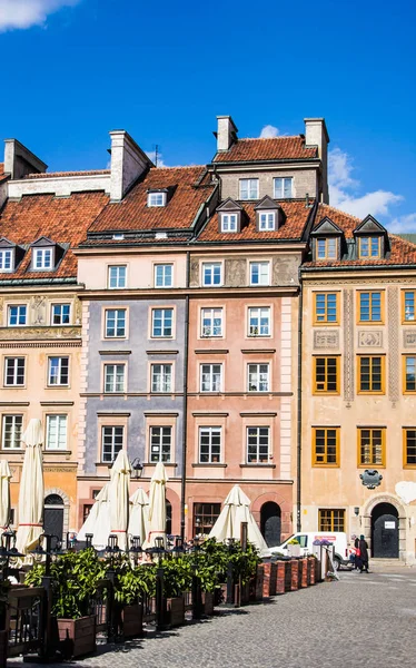 Varşova, Polonya - 21 Nisan 2016: Street Cafe tarihinde Varşova'nın eski şehir pazar yeri (Rynek Starego Miasta) merkezi ve Varşova en eski bölümü olan güneşli bir günde,