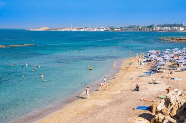 Paphos, Kıbrıs - Temmuz 16,2017: Belediye Plajı Sodap ya Vrisoudia A Beach, bir kum plaj Pafos oteli