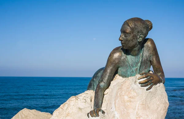 Kato Pafos, Kıbrıs - 12 Temmuz 2017: Genel ekranda Yiota Ioannidou tarafından 'Sol Alter' adlı kadın form bronz heykeli olduğunu.