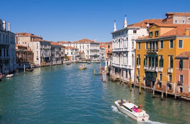 Venice, İtalya - Mart 28,2015: Canal Grande Ponte dell'Accademia görüldüğü gibi Venedik, İtalya