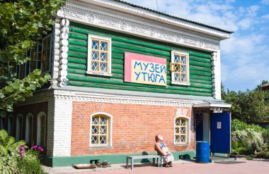 Pereslavl-Zalessky, Rusya-20 Ağustos 2017: Giriş demir Müzesi'nde. Müze koleksiyonuna daha fazla içinde 200 ütüler. Müze ile aylık 1.2 bin kişi geçiş