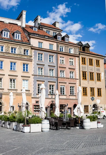 Varşova, Polonya - 21 Nisan 2016: Street Cafe tarihinde Varşova'nın eski şehir pazar yeri (Rynek Starego Miasta) merkezi ve Varşova en eski bölümü olan güneşli bir günde,