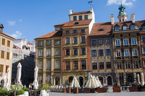 WARSAW, POLOGNE - 21 AVRIL 2016 : Café de rue sur la place du marché de la vieille ville de Varsovie (Rynek Starego Miasta) par une journée ensoleillée, qui est le centre et la partie la plus ancienne de Varsovie — Photo