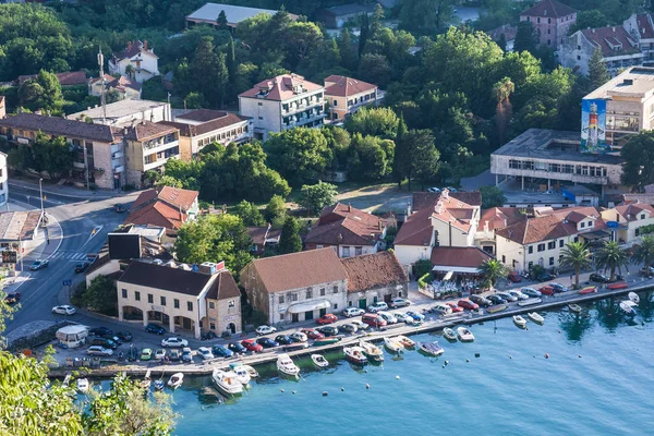 Vista da baía em Kotor, no Montenegro, com vista para montanhas, barcos e casas antigas com telhados de azulejos vermelhos. Kotor - popular resort de verão, Montenegro — Fotografia de Stock