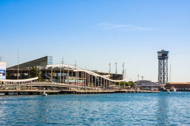 Barcelona, İspanya - 18 Ekim 2014: Barcelona görünümü bağlantı noktası ile Maremagnum ticari merkezi ve teleferik kulesinde arka plan