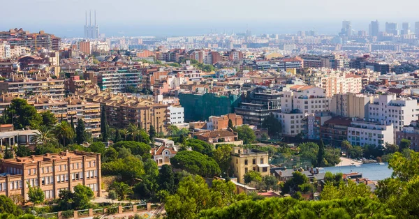 Uitzicht over barcelona vanaf park guel, Spanje — Stockfoto