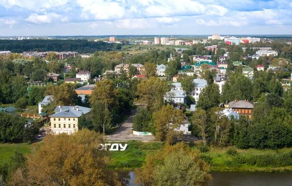 Vue ariale de Vologda witn grands arbres verts sur la rive de la rivière à Vologda, Russie — Photo