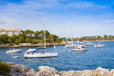 Mallorca, İspanya - 18 Ağustos 2014: Sa Torre, Mallorca, İspanya Calo de yatlar