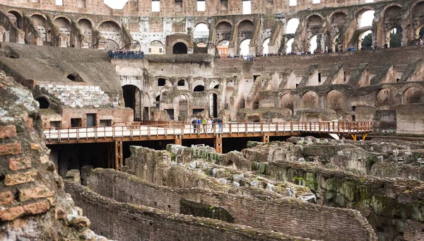 РИМ, ИТАЛИЯ-МАРТ 22, 2015: Туристы в Колизее. Это объект Всемирного наследия ЮНЕСКО. Рим, Италия — стоковое фото