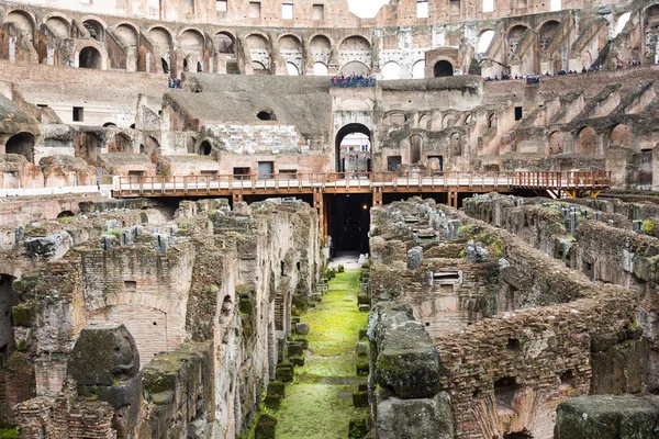 Rome, Italië-maart 22, 2015:Tourists in het Colosseum. Dit is een Unesco World Heritage site. Rome, Italië — Stockfoto
