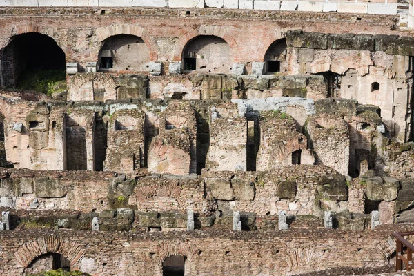 Amfiteátr v Koloseum v Římě, Itálie — Stock fotografie