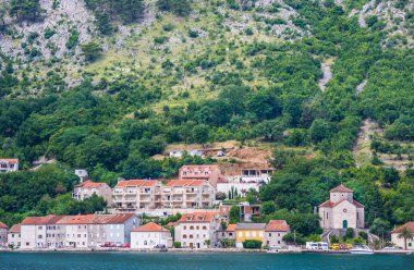 Kilise yardım Hıristiyanlar ve Kotor, Montenengro üzerinden Muo evlerde görüntüleyin