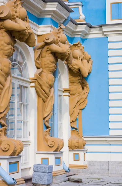 TSARSKOYE SELO, SAINT-PETERSBURG, RUSIA - 25 de septiembre de 2015: Las figuras del Atlante en la fachada del Palacio de Catalina en Tsarskoye Selo —  Fotos de Stock