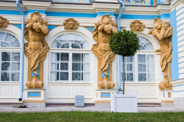 TSARSKOYE SELO, SAINT-PETERSBURG, RUSIA - 25 de septiembre de 2015: Las figuras del Atlante en la fachada del Palacio de Catalina en Tsarskoye Selo —  Fotos de Stock