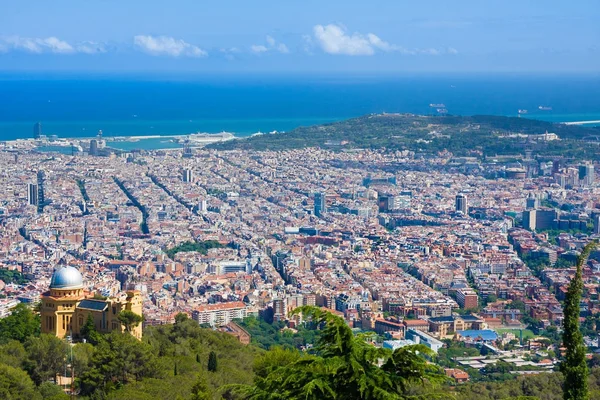 Панорамный вид на Барселону из Тибидабо, Испания — стоковое фото