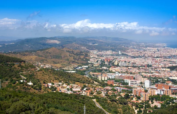 Panoramisch uitzicht over barcelona vanaf tibidabo, Spanje — Stockfoto