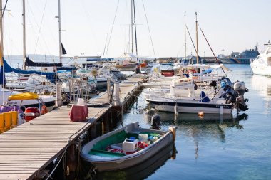 Paphos, Kıbrıs - 12 Temmuz 2017: Tekneler ve yatlar Paphos Harbor sabah