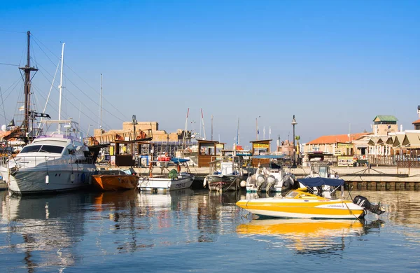 Paphos, Kypr - 12 července 2017: Lodě a jachty v přístavu Paphos ráno — Stock fotografie