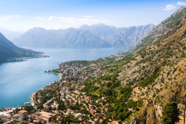 Karadağ Kotor Körfezi üzerinde dağ manzaralı seyir, tekneler ve eski evler kırmızı kiremit çatılar