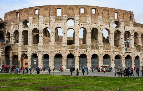 Rom, italien - 22. März 2015: Ruinen des Kolosseums, Panoramablick — Stockfoto