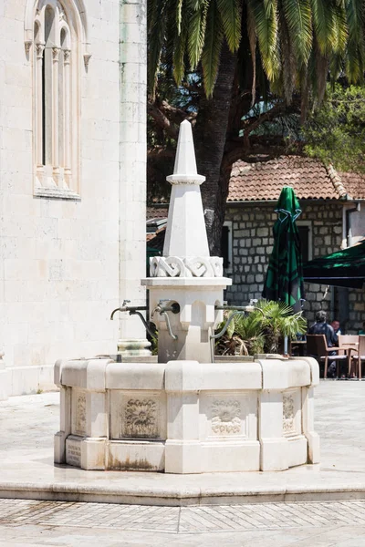 Λευκό μεσαιωνικό Κρήνη στην πλατεία Belavista, Χέρτσεγκ Νόβι, Μαυροβούνιο. — Φωτογραφία Αρχείου