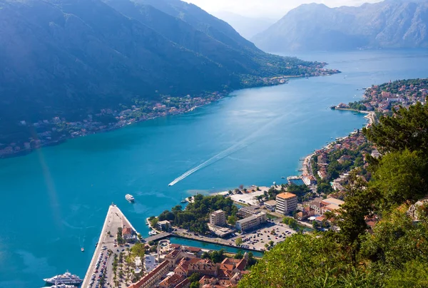 Olhando sobre a Baía de Kotor em Montenegro com vista para montanhas, barcos e casas antigas com telhados de azulejos vermelhos — Fotografia de Stock