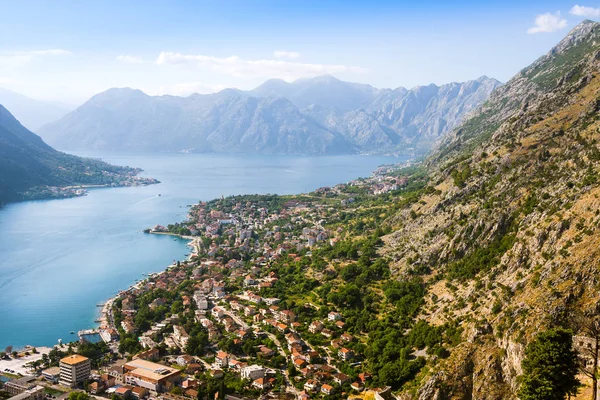 Karadağ Kotor Körfezi üzerinde dağ manzaralı seyir, tekneler ve eski evler kırmızı kiremit çatılar