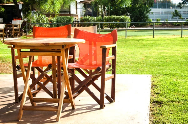 Street café med färgglada stolar i sommar — Stockfoto