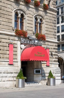 Rathauskeller bar ve Restoran Rathaus.Tradition ve mutfak geleneksel salonları ve salonları 1899 yılında açılış beri sevindirdi