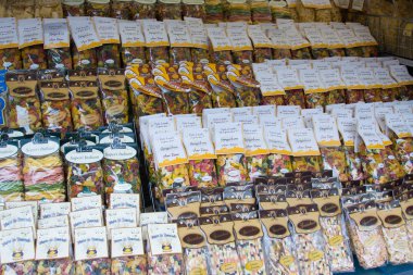 Rome, İtalya - 21 Mart 2014: Geniş yelpazesi makarna üzerine Campo de' Fiori Pazar Roma, İtalya