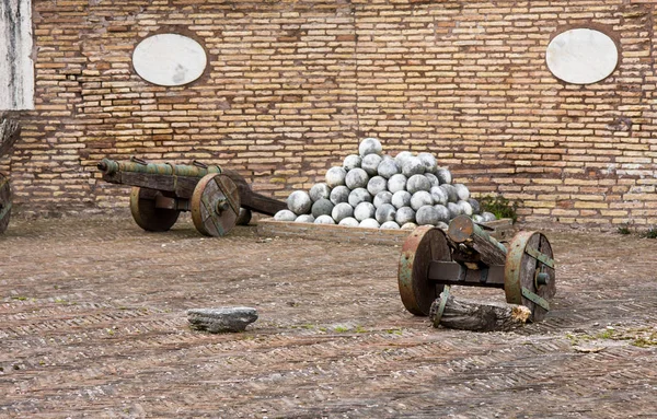 Medeltida kanoner i tornet i castel sant'angelo, Rom, Italien — Stockfoto