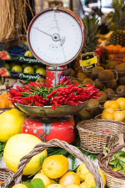 Рим, Италия - 21 марта 2014: Свежие фрукты и овощи для продажи в Кампо де Фьори, известный открытый рынок в центре Рима. Италия — стоковое фото