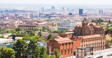 Barcelona, İspanya - July13, 2016: Panoramik Barselona Tibidabo, İspanya'dan. Evler, ağaçlar ve Cosmocaixa, Bilim Müzesi.