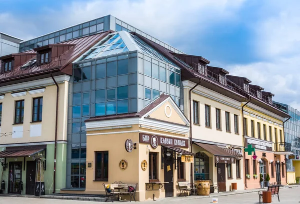 Minsk, Weißrussland - 08. Mai 2017: Der multifunktionale Komplex "am Torgovaya Damm" ist ein Baugrundstück auf der rechten Seite der Torgovaya Straße (zybitskaya) am Swisloch Damm — Stockfoto