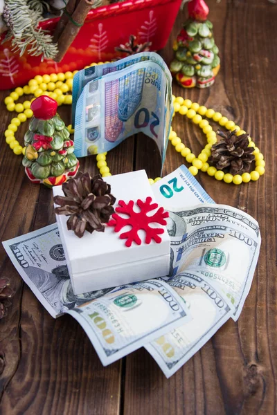 Счета за доллары, евро, подарочную коробку и рождественские украшения. Новогодние подарки — стоковое фото