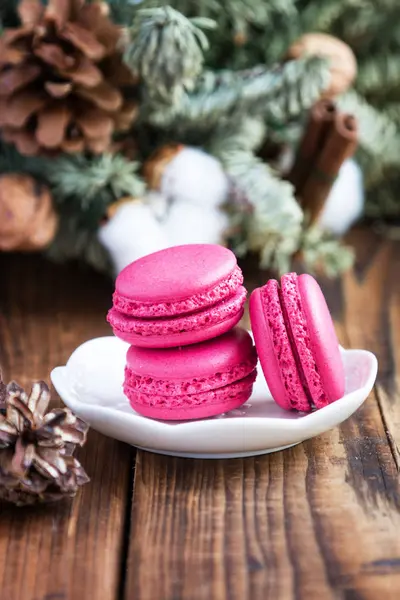 Macaroni rosa con decorazioni natalizie su sfondo ligneo — Foto Stock