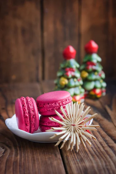 Macaroni rosa con decorazioni natalizie su sfondo di legno — Foto Stock